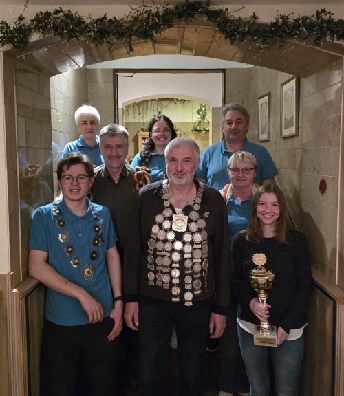 v.l. Jungschützenkönig Thomas Wojtowicz, Schützenkönig Erwin Berghammer, Christiane
Ostner (Ü-18 Wanderpokal)
m.l. Willi Finkenzeller (Brezenkönig), Renate Distler (Wurstkönigin)
h.l. Schützenmeisterin Monika Giglberger-Franzl, Katharina Brauner, Robert Distler

Foto: Renate Distle